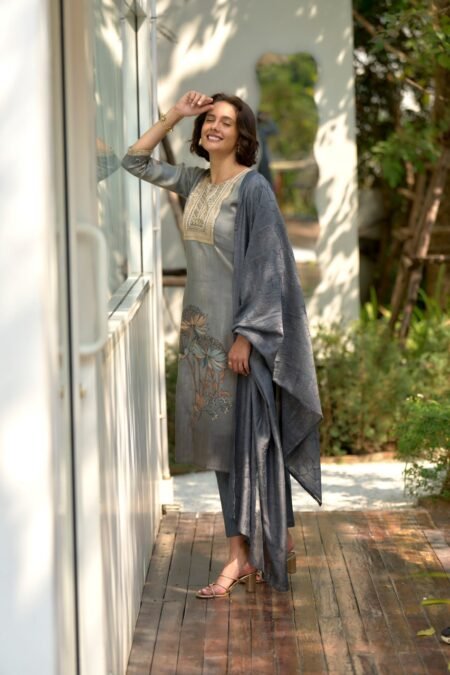 Avantini Women's Green Tissue with floral printed and Embroidered Straight Kurta Pant With Dupatta