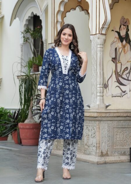 Women's Cotton Blend Floral Straight Kurta With Pant