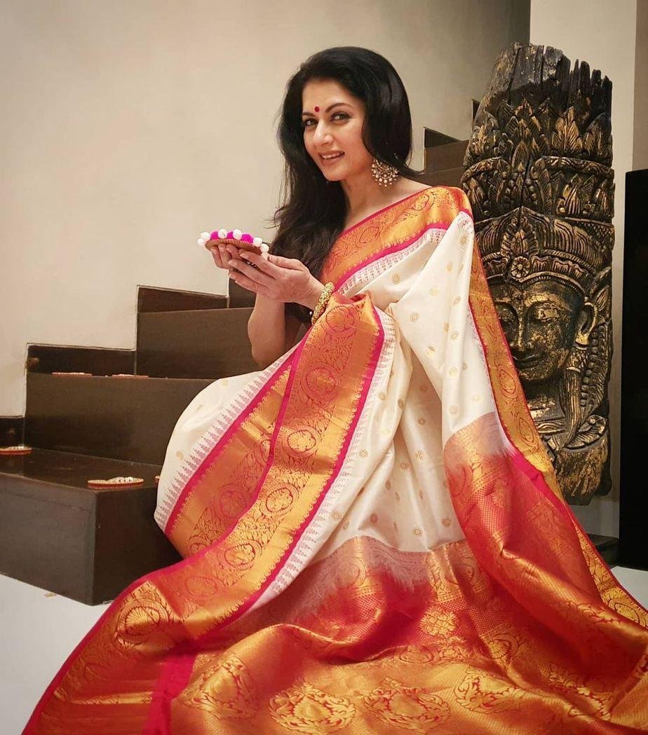 Malishka Export Jacquard Lichi Silk White Saree With Unstiched Blouse Piece