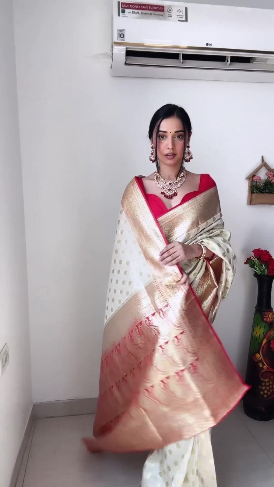 Malishka Export Jacquard Linen Slub White Saree With Unstiched Blouse Piece