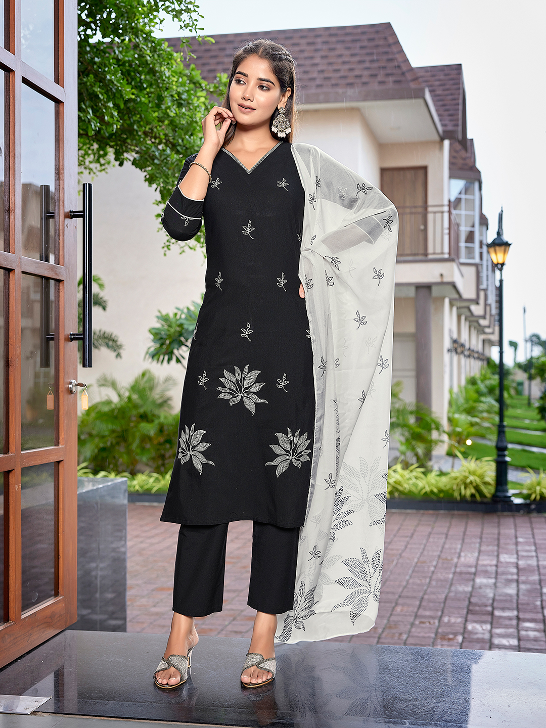 Women's Cotton Embroidered Straight Kurta Pant With Dupatta