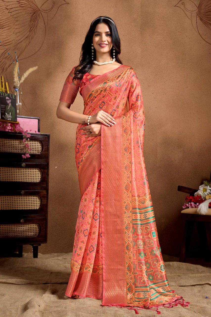 Silk Blend Geometric Saree With Unstiched Blouse Piece